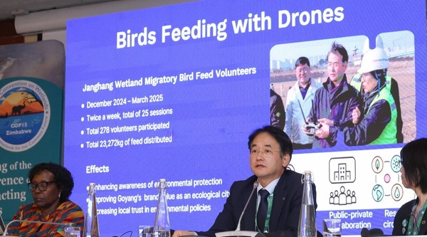 이동환 고양시장이 아프리카 짐바브웨에서 열린 제15차 람사르협약 당사국총회(COP15)에 참석해 장항습지를 ‘기술과 연대로 지켜낸 생태 혁신 사례’로 소개했다. [사진제공=고양시]