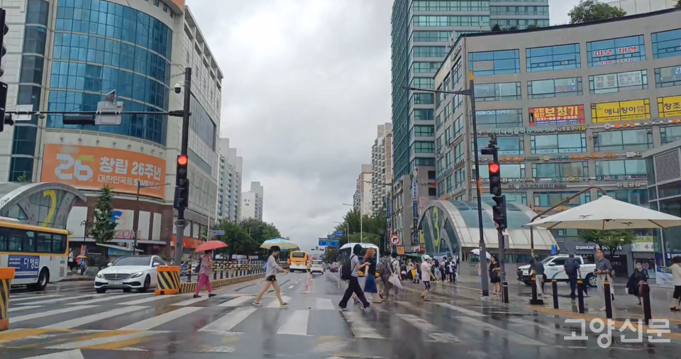 빗물에 잠겼다가 한 시간여 만에 일상 모습을 되찾은 화정역 앞 도로.