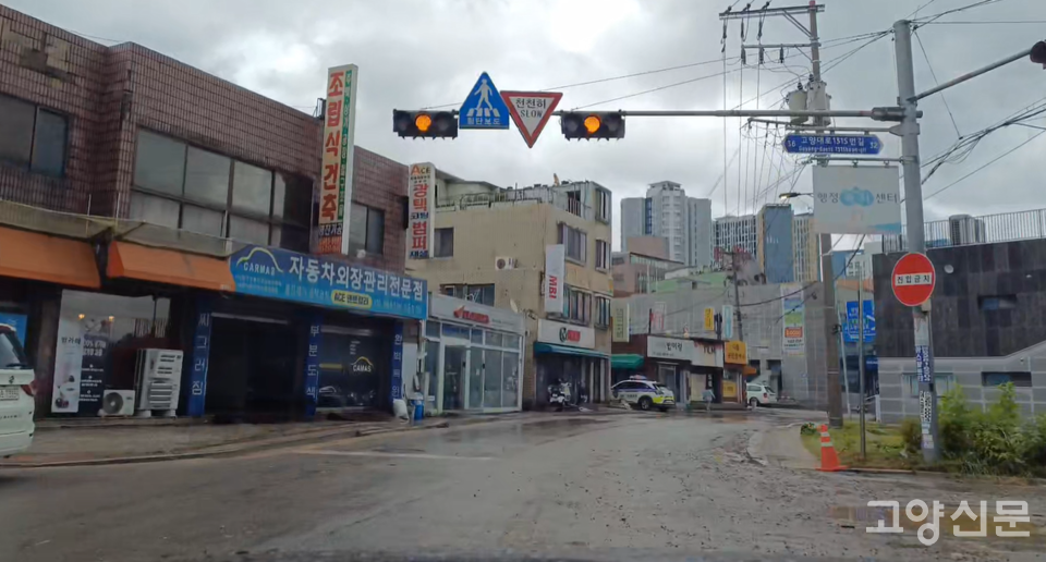 도로에 가득 찼던 물이 30여분 만에 빠져버린 고양시청 인근 원당로 모습. 빗물에 쓸려왔던 진흙과 자갈이 도로 위를 덮고 있다. 