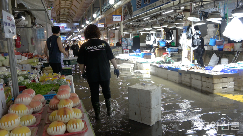 통로에 스티로폼 상자가 둥둥 떠다니고 있는 원당시장 모습. 