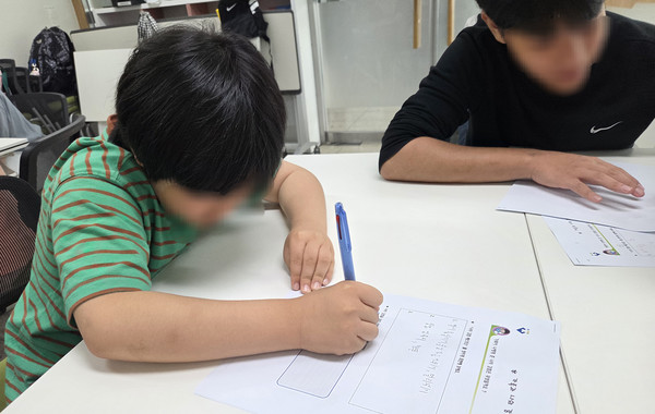 프로그램에 참여해 활동하는 학생들.