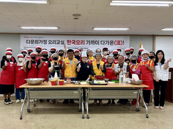 요리강습후 참가자들이 기념사진을 찍었다. [사진제공=김경영]