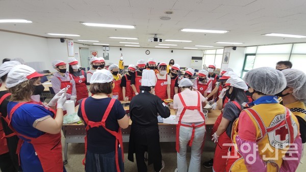 요리를 배우고 있는 다문화가정 여성들.