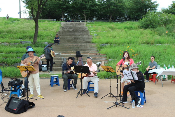 행사 내내 흥겨운 음악을 선사한 행신2동문화센터 통키타회원들. [사진제공=김용덕]