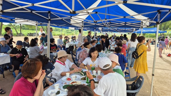 300여 명의 주민들이 참여한 가운데 성황을 이룬 연꽃활동 주민보고회. [사진제공=김용덕]
