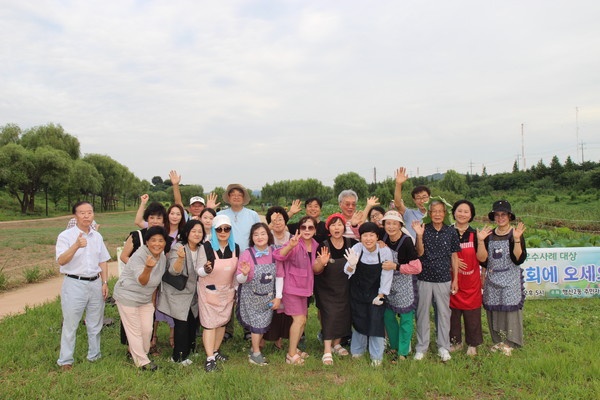 연꽃밭 보고회를 마치고 단체사진을 촬영한 행신2동주민자치위원들[사진제공=김용덕]
