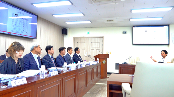 지난 12일 킨텍스 감사 행정사무조사 특위에서 송규근 시의원이 킨텍스와 고양시 관계자들을 상대로 질의를 하고 있다. 