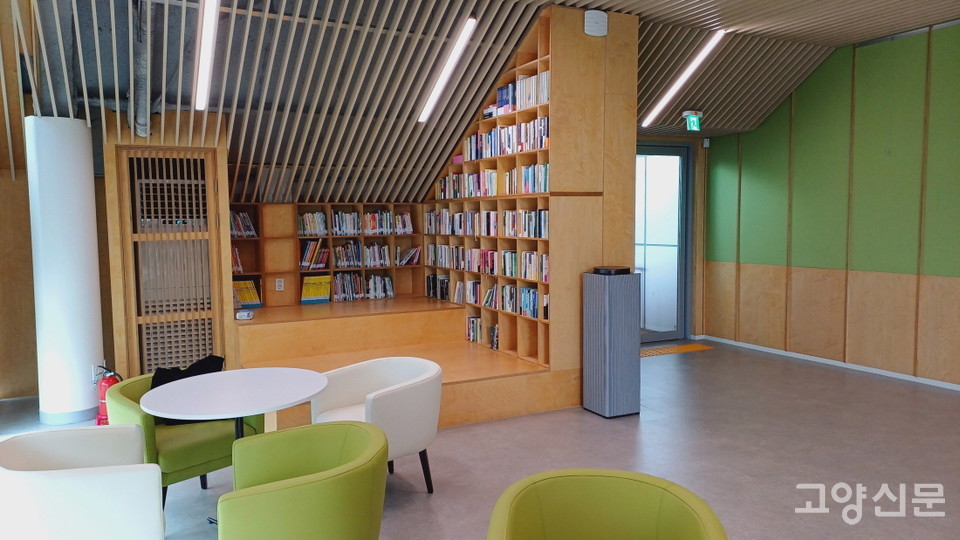 갤러리와 책읽는 쉼터를 겸한 공간.