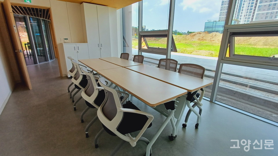 창 너머로 풍동2지구가 조망되는 소회의실.