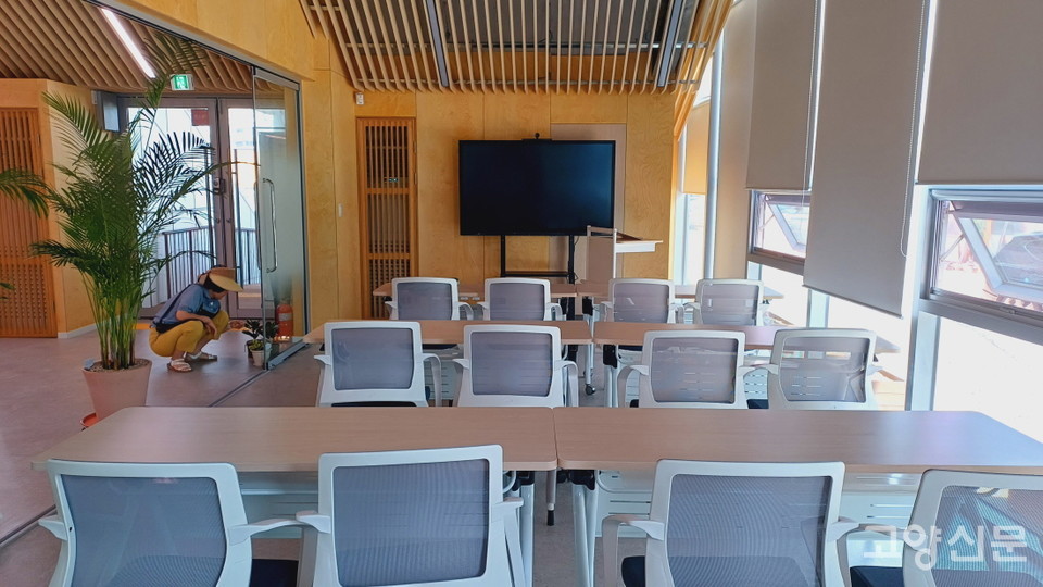 카페와 연결된 세미나실.