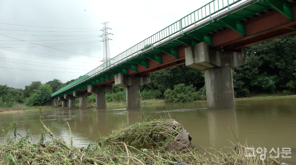 양주 삼하리 교외선 철교. 교외선은 13일 운행이 중단돼 15일 현재까지 멈춰서 있다.
