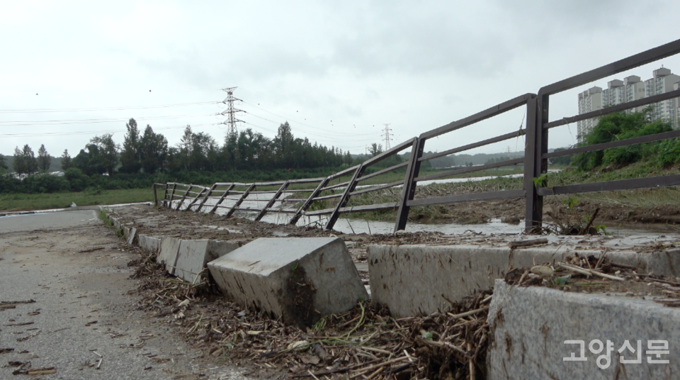 14일 오후 공릉천 문화체육공원. 무섭게 밀려온 흙탕물에 진입로 경계석과 펜스가 훼손됐다.