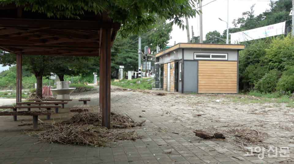 상대적으로 높은 위치에 설치된 퍼걸러와 화장실 주변에도 침수 흔적이 역력하다.