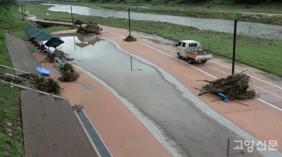 지난달 개장한 창릉천 수변공원 발물놀이터. 이곳 역시 부유쓰레기가 가득 차 있는데, 다행히 제거작업이 한창 진행되고 있었다. 