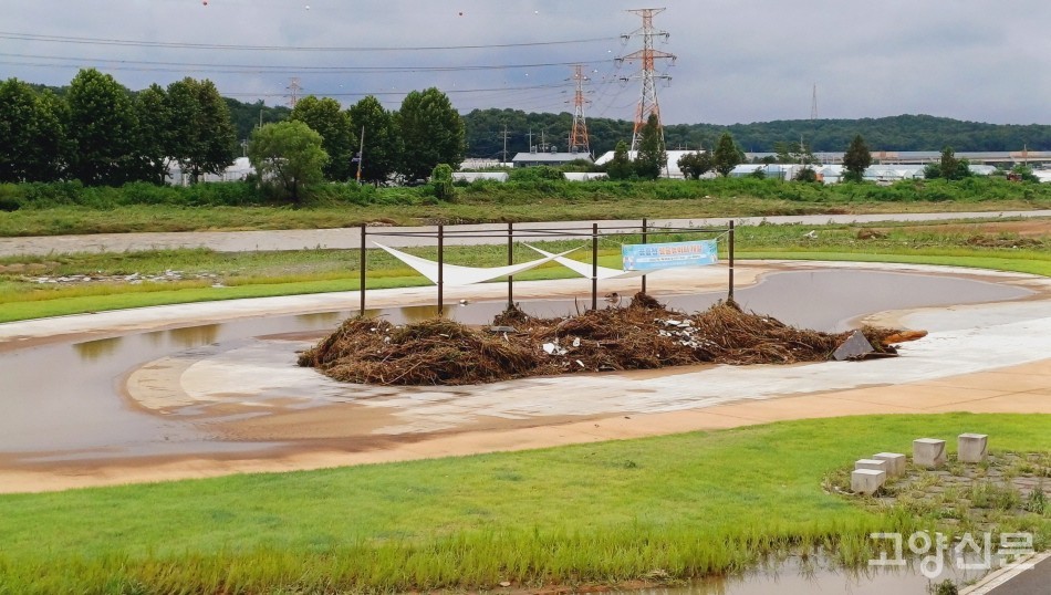 지난달 개장한 관산동 마을 뒤편 공릉천 발물놀이터. 시설물 기둥에 부유쓰레기가 산더미처럼 뒤엉켜 있다. 인근 주민은 "비가 올 때마다 이 모양"이라며 신속한 조치를 요청했다. 