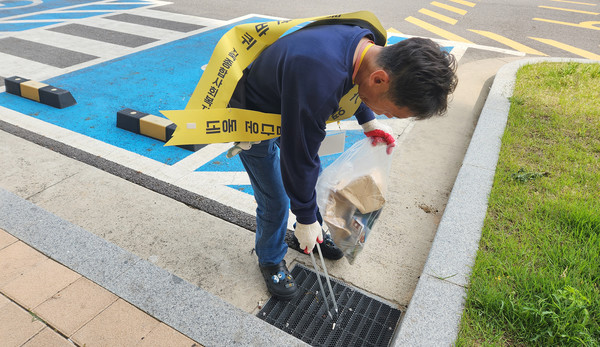 담배꽁초를 줍고 있는 주민모임 활동가.