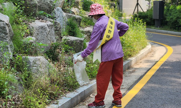  쓰레기를 줍고 있는 주민모임 활동가.