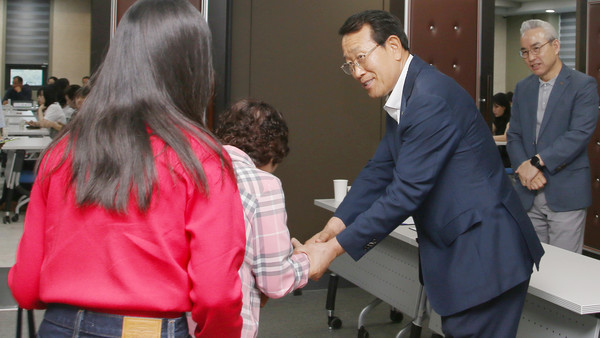 유완식 조합장이 장학생과 조합원들을 반갑게 맞이하고 있다.