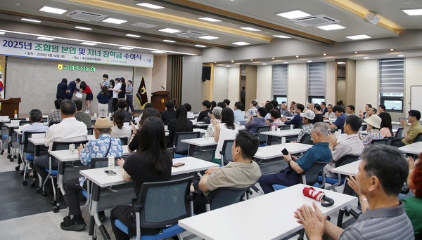 장학금 전달식이 진행되고 있다.