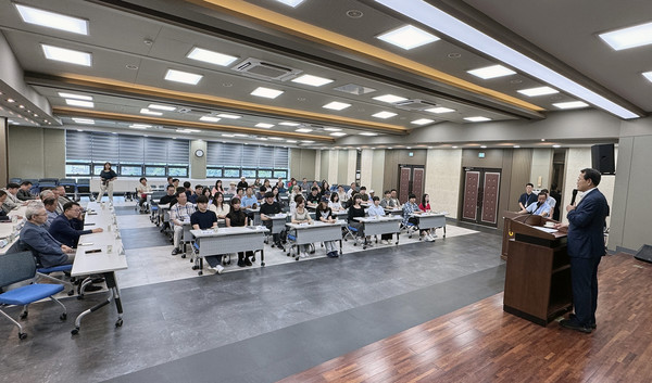 유완식 고야욱산농협 조합장이 축하인사를 전하고 있다.