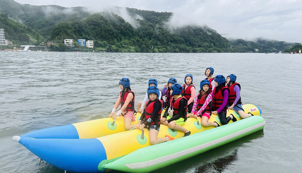  아이들이 캠프에서 팀별로 활동을 하고 있다. 참여 아동들이 레크리에이션 활동에 참여하고 있다.