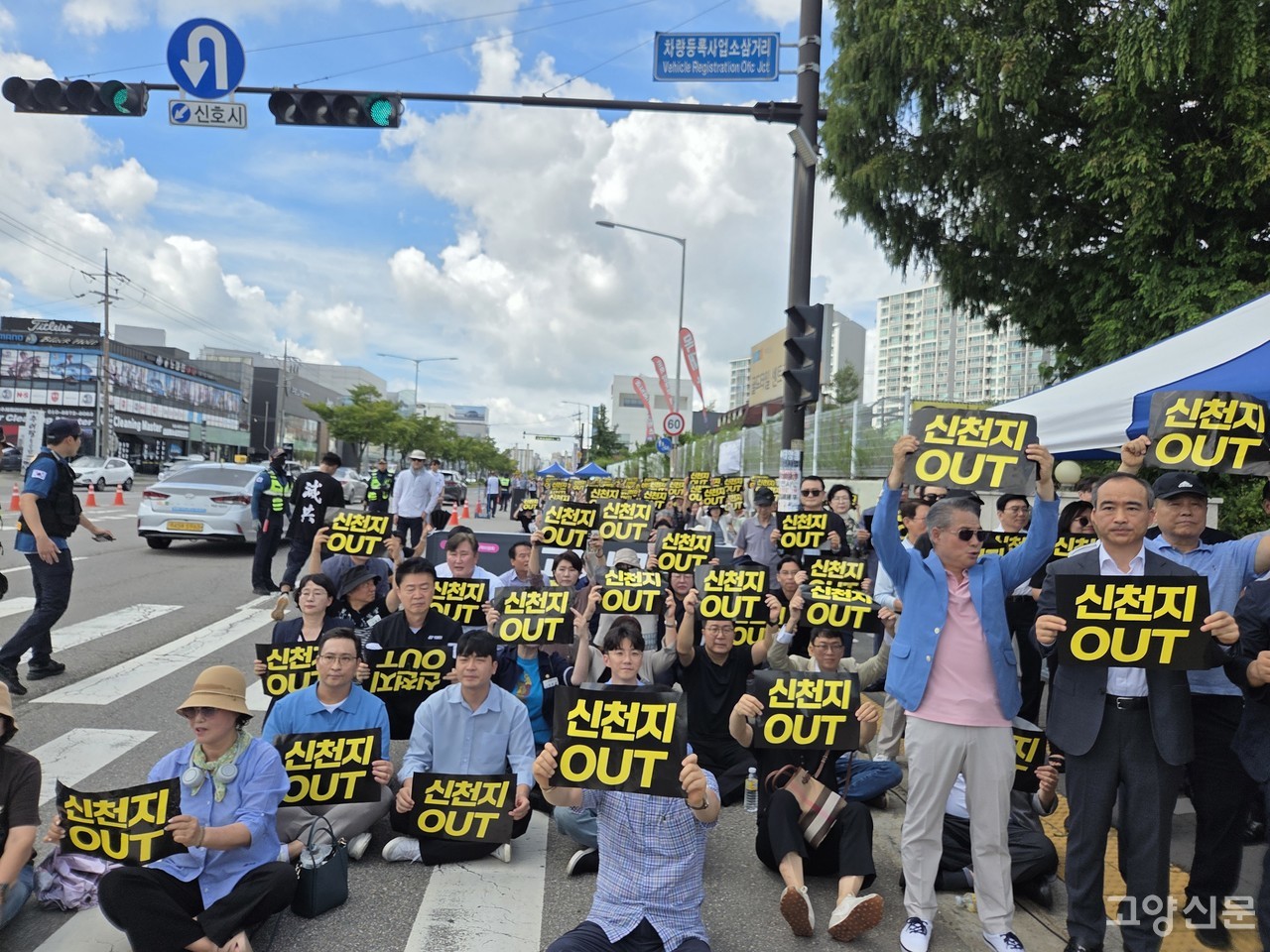 지난 16일 땡볕이 내리쬐는 날씨에도 불구하고 풍동 신천지 소유 건물 앞 도로에서 시민단체, 시·도의원, 지역주민 등 600여명이 ‘신천지 건물 용도변경 규탄집회’에 참여했다.