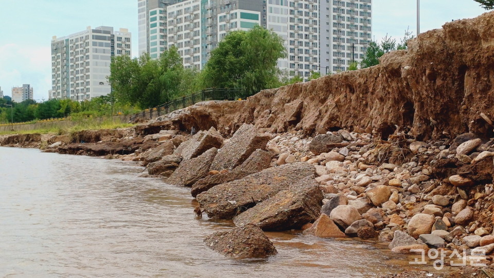 지축지구 8단지 앞 창릉천 수변산책로와 자전거도로가 며칠 전 내린 폭우로 무너져내렸다. 