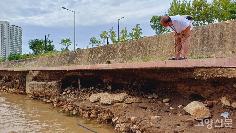 하부가 유실돼 공중에 붕 떠 버린 자전거도로 상판.  