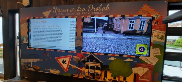 노르웨이 산타마을 관광안내소 내부에서 산타 교통표지판 이정표와 산타마을 산타의 이동 경로를 표시하는 동영상을 상영하고 있다. [이철규 북유럽특파원]