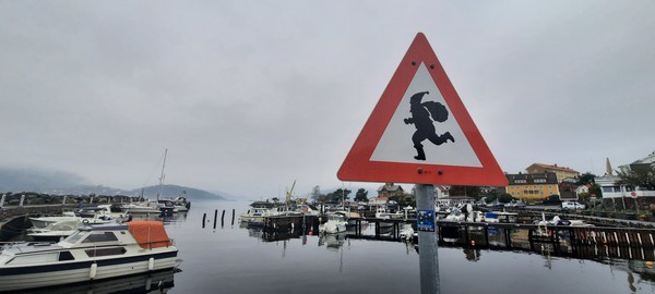 노르웨이 산타마을 관광안내소 앞 오슬로 피오르드변에 위치한 산타 교통표지판. [이철규 북유럽특파원]