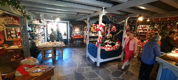 노르웨이 산타마을 산타의 집 내부 풍경. 여행객들이 산타클로스에게 편지를 쓸 수 있다. [이철규 북유럽특파원]