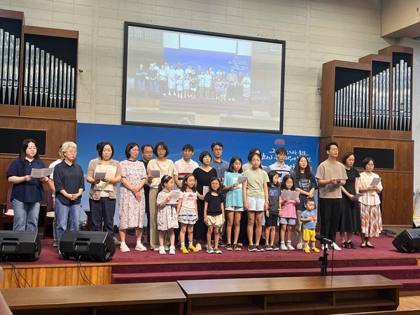 일산나들목교회가 찬양 '부르신 뜻을 사는 우리’를 올리고 있다.