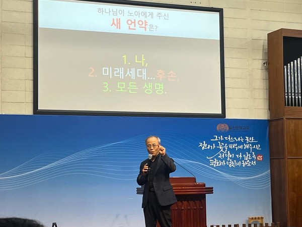 최병성 목사가 설교하고 있다.