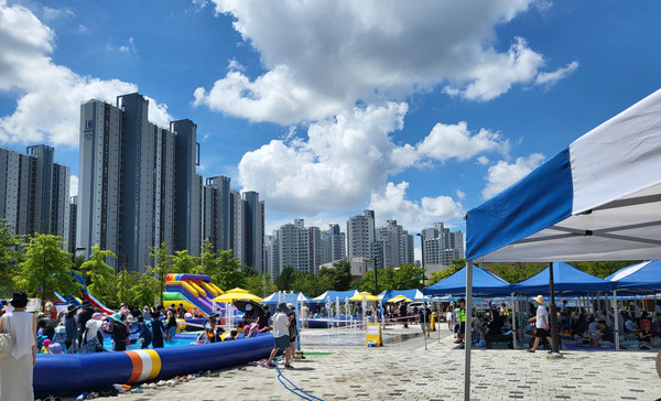 2025년 흥도동 마을축제가 열리고 있다.