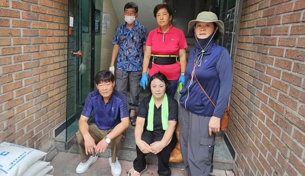  화정1동 자율방범대가 침수 피해를 입은 거동 불편 어르신 가구에서 복구 자원봉사를 했다.