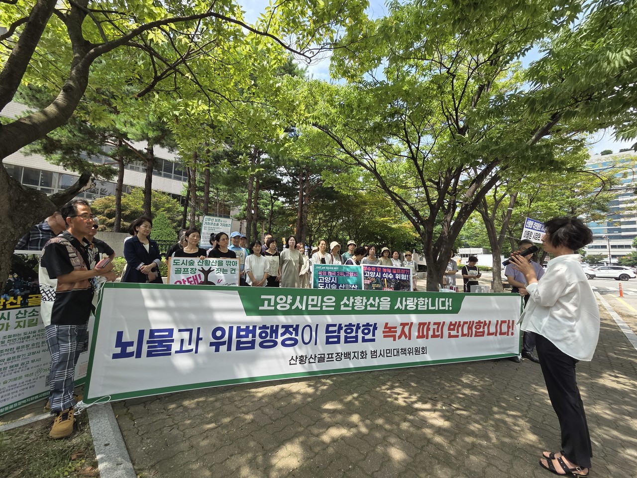 산황동 주민인 김명례씨가 연대발언을 하고 있다.