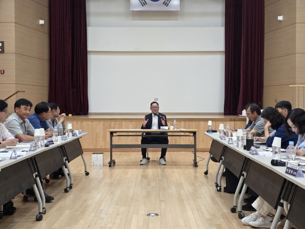 지난 18일 열린 '고양 서구 축산 악취 문제 해결을 위한 정담회'에서 김완규 경기도의원(사진 가운데)이 주민, 농가, 행정 담당자들과 함께 해결 방안을 논의하고 있다.