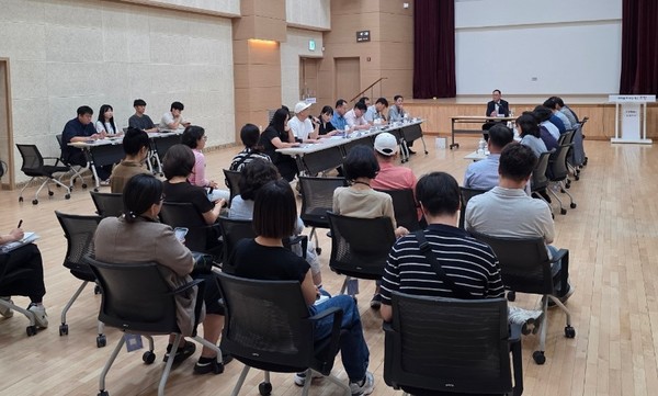 이날 정담회에는 가좌동, 송포동 일대 주민들이 참석해 악취 해결 대책에 대해 큰 관심을 보였다.