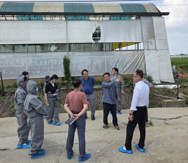 김완규 도의원과 민·관·축산농가는 이날 오후 축산 악취 발생 현장(농장)을 방문해 실태를 점검했다.