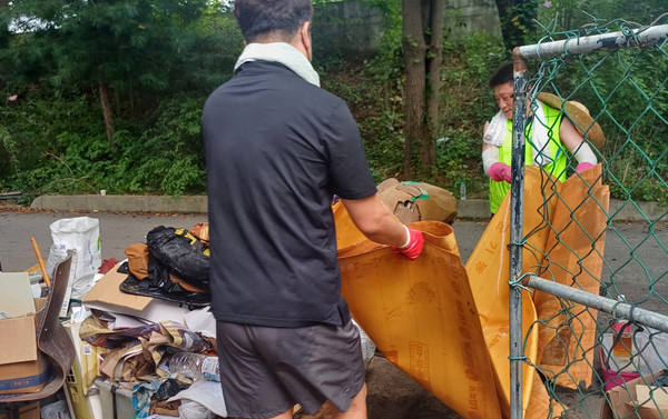 화전동이 지역 단체와 침수피해를 입은 경로당과 취약가구를 방문해 복구 봉사활동을 했다.