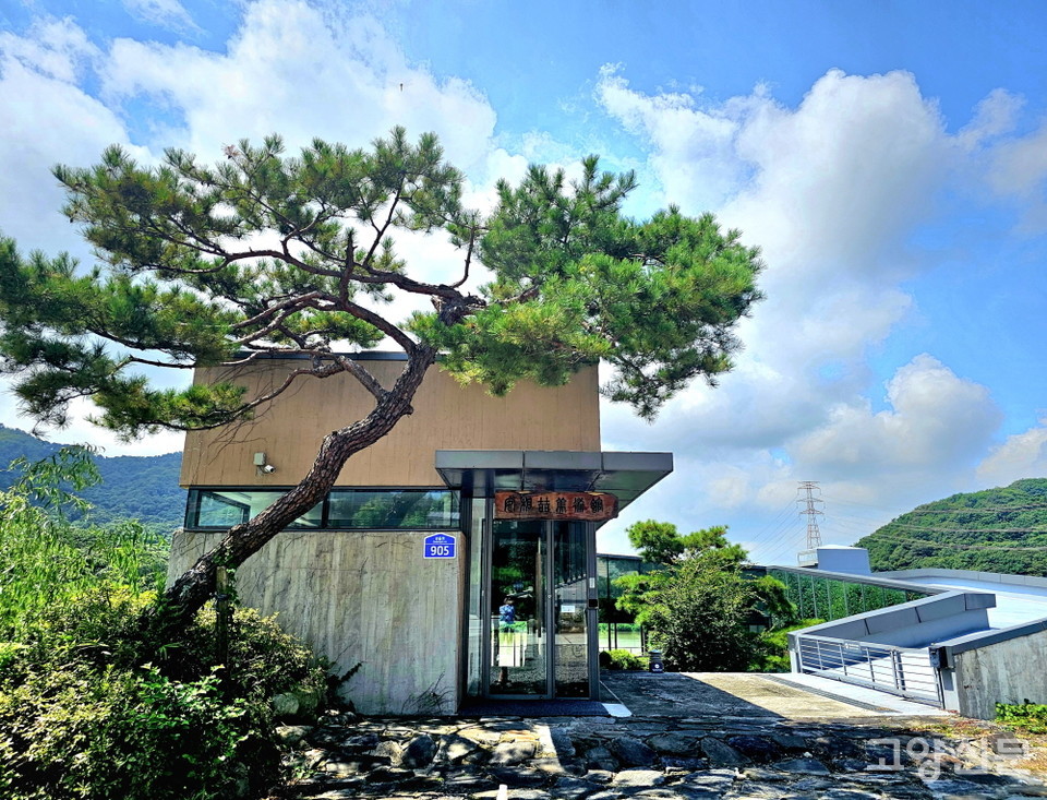 건축미가 뛰어난 안상철미술관 건물. 건축가 안우성이 설계했다. 