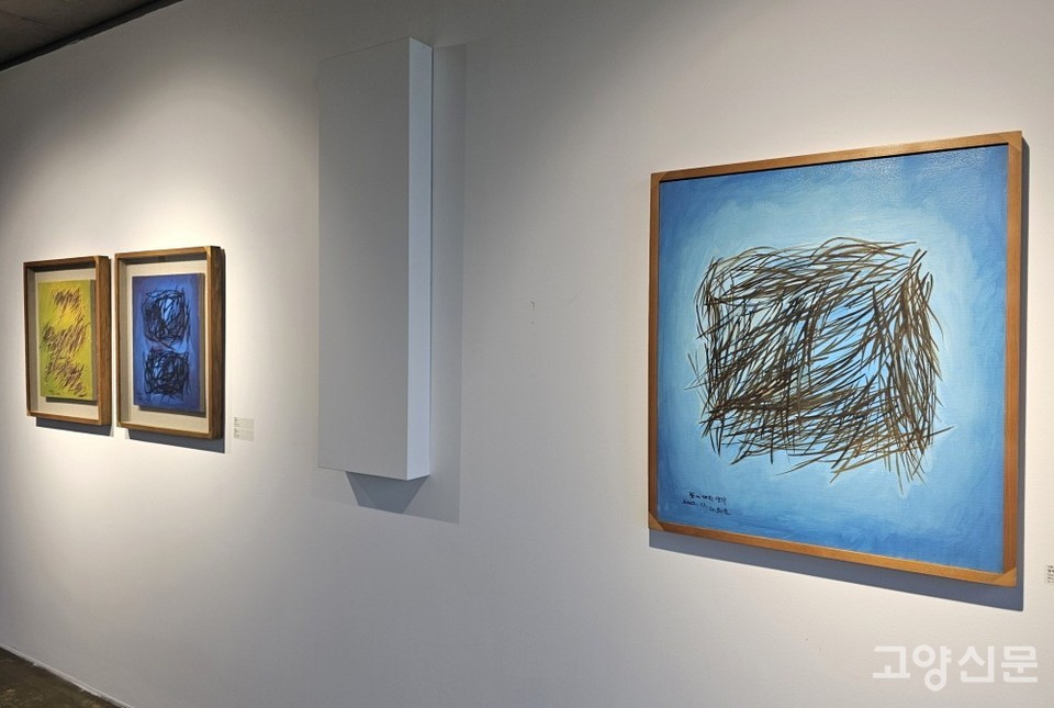 나희균 작 '짚에 대한 생각' (오른쪽 작품)