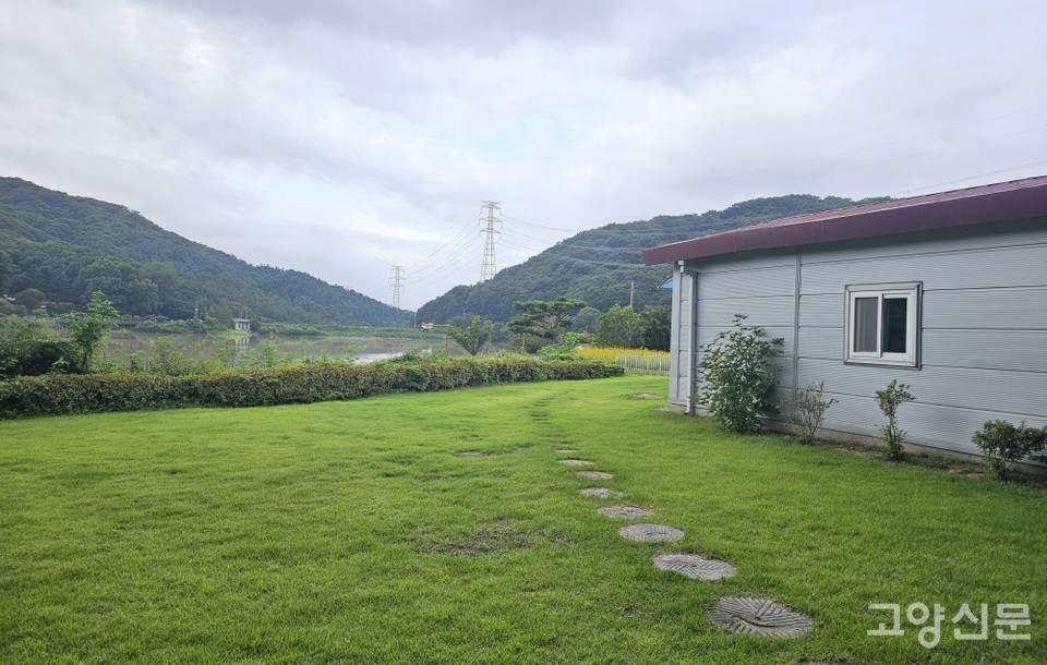 안상철 미술관 앞 푸른 잔디밭. 기산저수지가 눈앞에 펼쳐진다. 