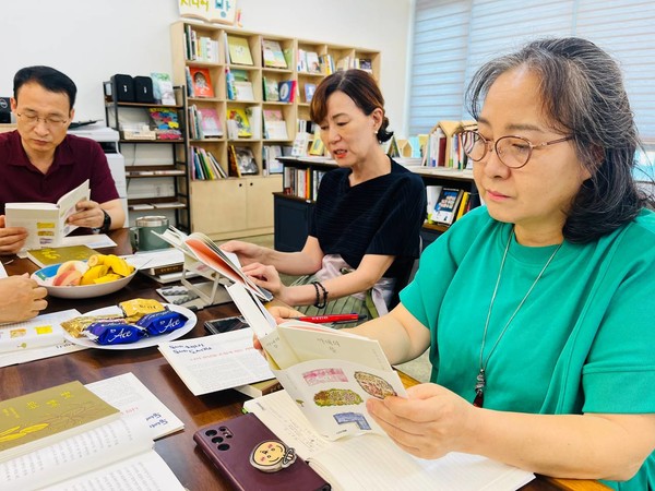 서로 돌아가며 책을 읽으며 소감을 나누는 시니어독서모임 '나날' 낭독동아리