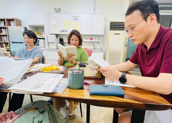 낭독동아리는 시니어공간 나날의 한상수 대표가 이끌고 있다