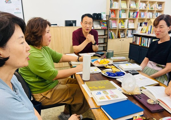 강맑실 작가의 '막내의 뜰'의 사투리를 읽다가 서로를 보며 웃음을 터트린 나날 회원들.