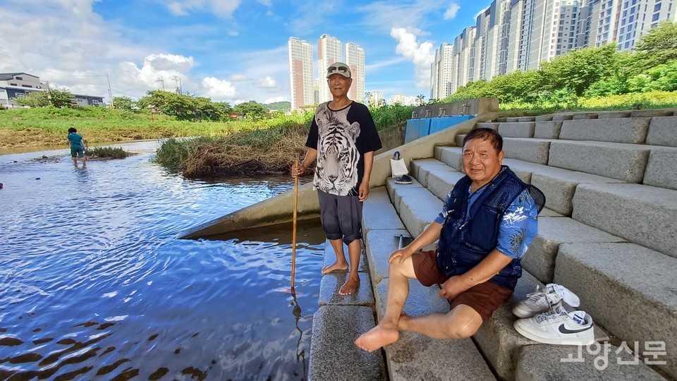 (왼쪽부터) 김종남, 장연식씨는 각각 동산동과 삼송동 구도심 마을의 토박이들이다. 이들은 