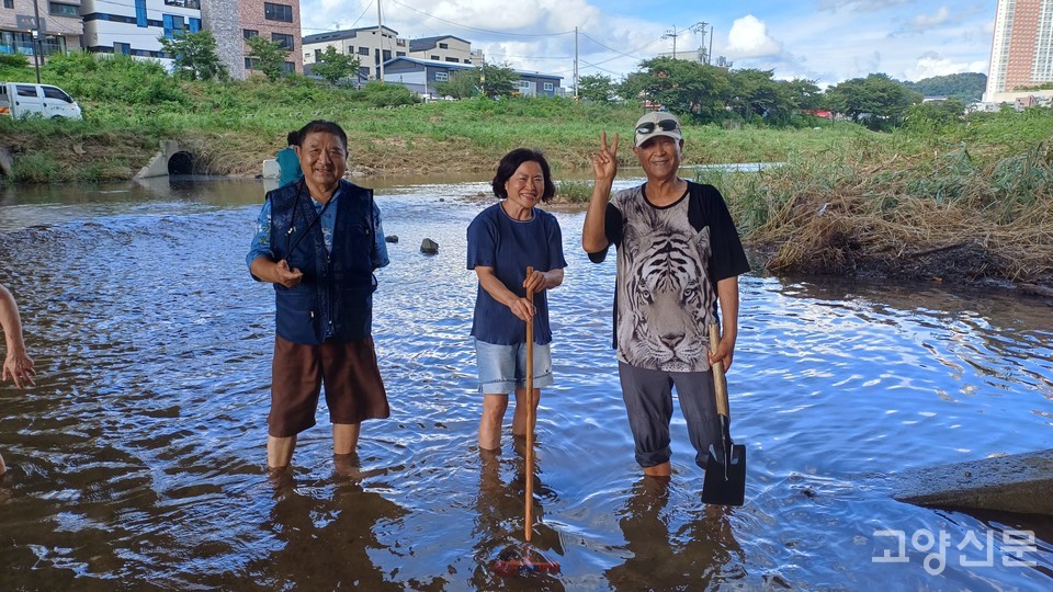 창릉천 세솔교 하부 쉼터에서 물속 찌꺼기들을 청소하고 있는 김종남, 장진숙, 송연식씨(오른쪽부터).