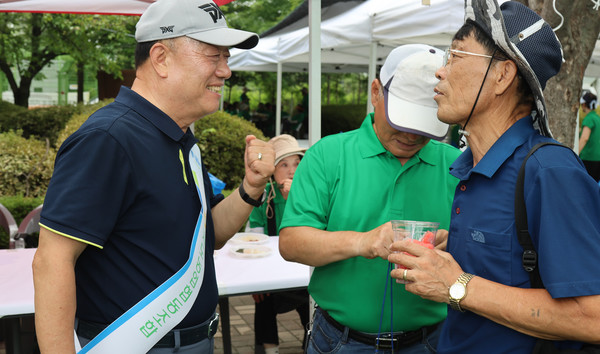 장순복 조합장이 행사를 찾은 조합원과 이야기를 나누고 있다.