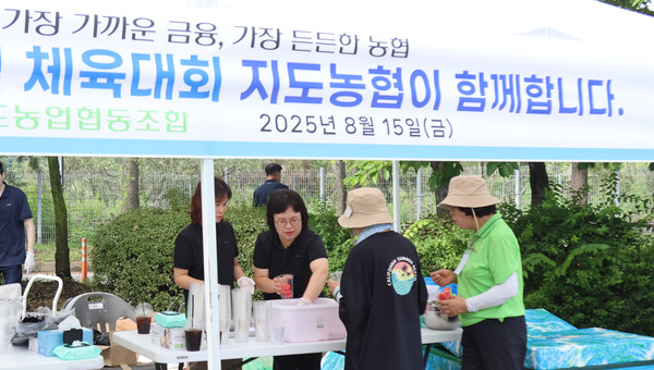 직원들이 행사를 찾은 시민에게 아이스커피와 부채 등을 제공하며 큰 호응을 받았다.